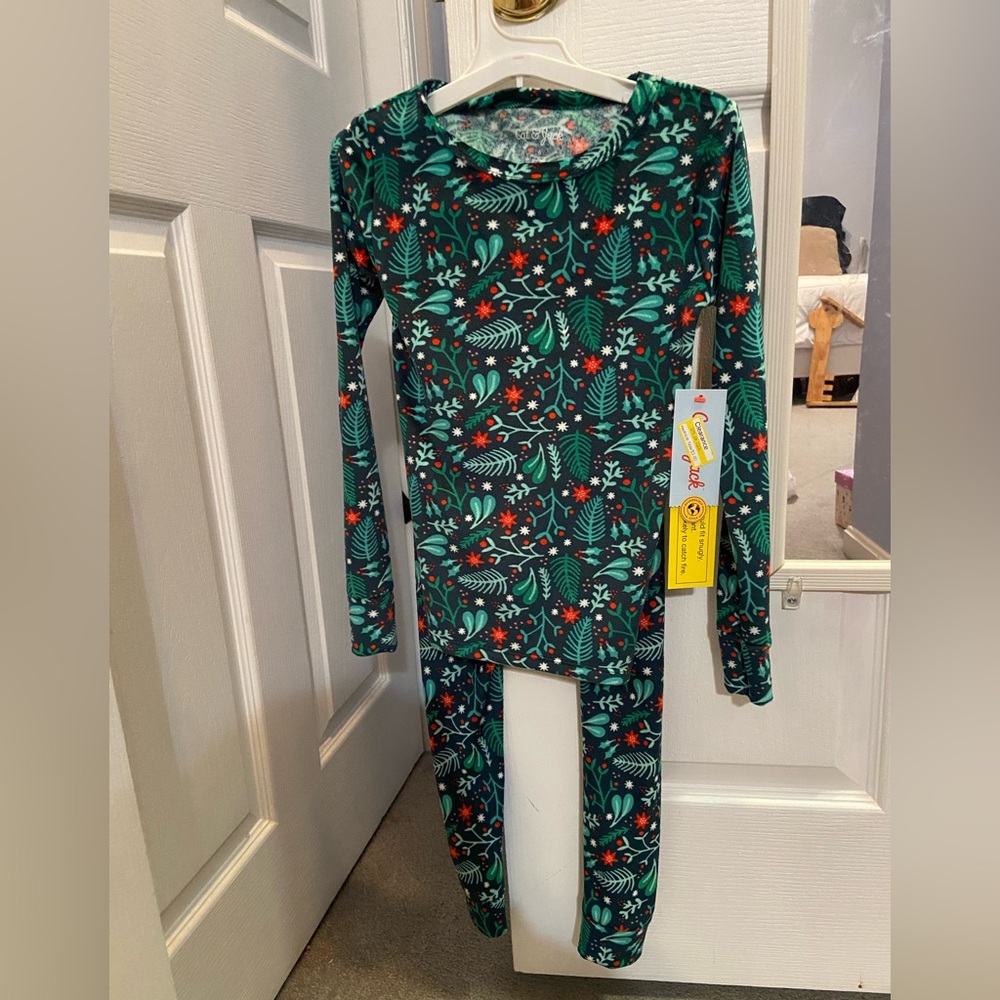 Cat & Jack Kids Pajama Set - Green and Red super soft BWT